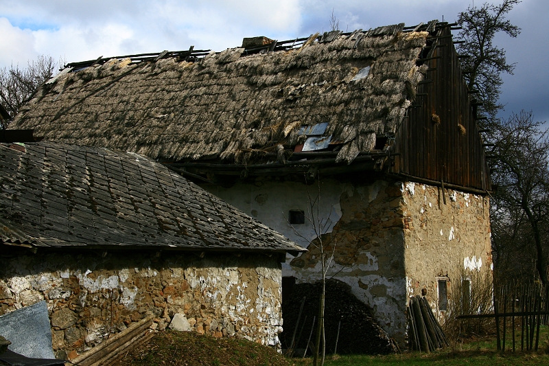 POLOROZPADLÉ STAVENÍ - Hanka Kučerová