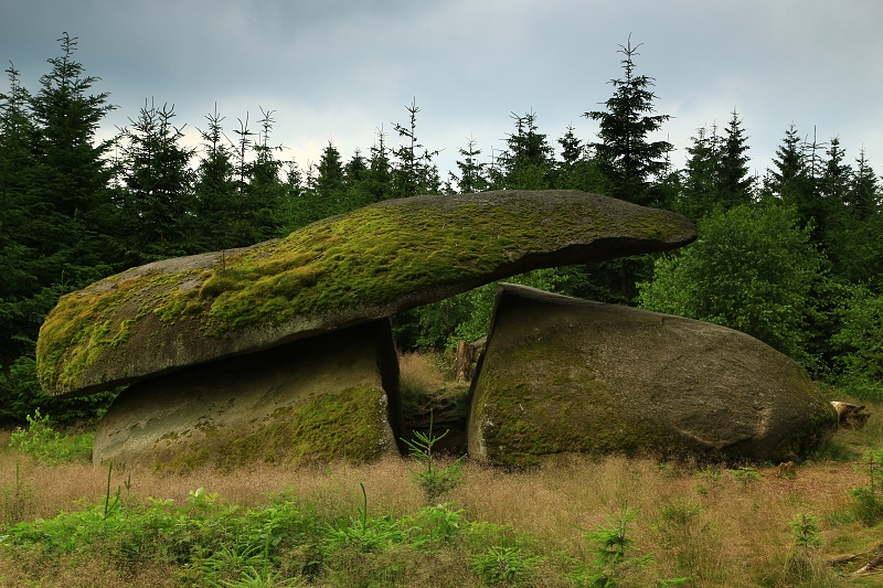 MENHIR A DOLMEN - Hanka Kučerová